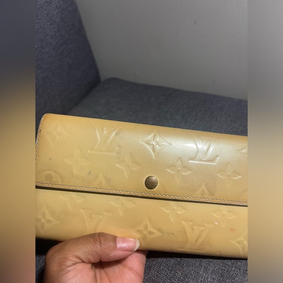 Authentic Louis Vuitton Noisette Monogram Vernis Sarah Wallet - Picture 7 of 16